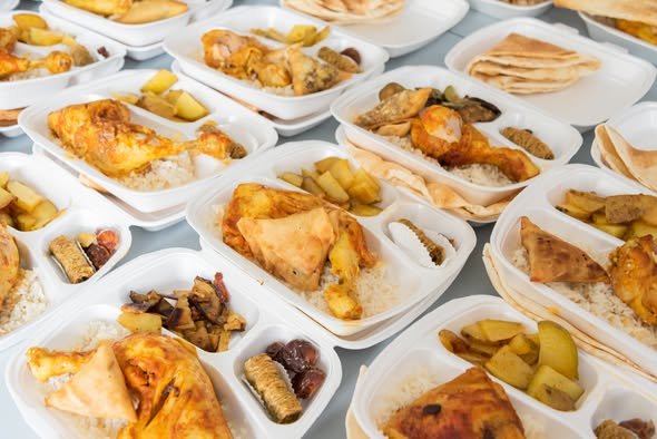 Iftarmaaltijden klaargemaakt bij de Eyüp Sultan Moskee, mei 2020.